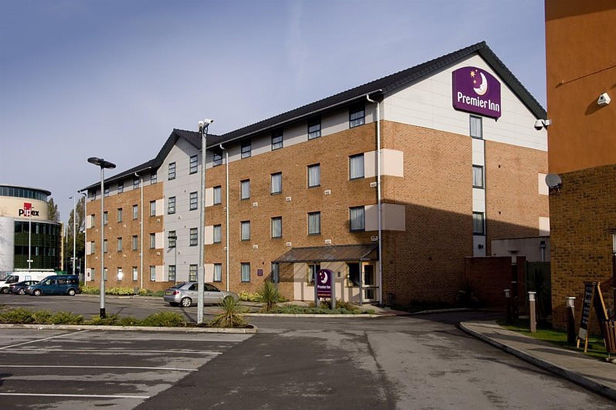 Premier Inn Manchester West Didsbury ภายนอก รูปภาพ