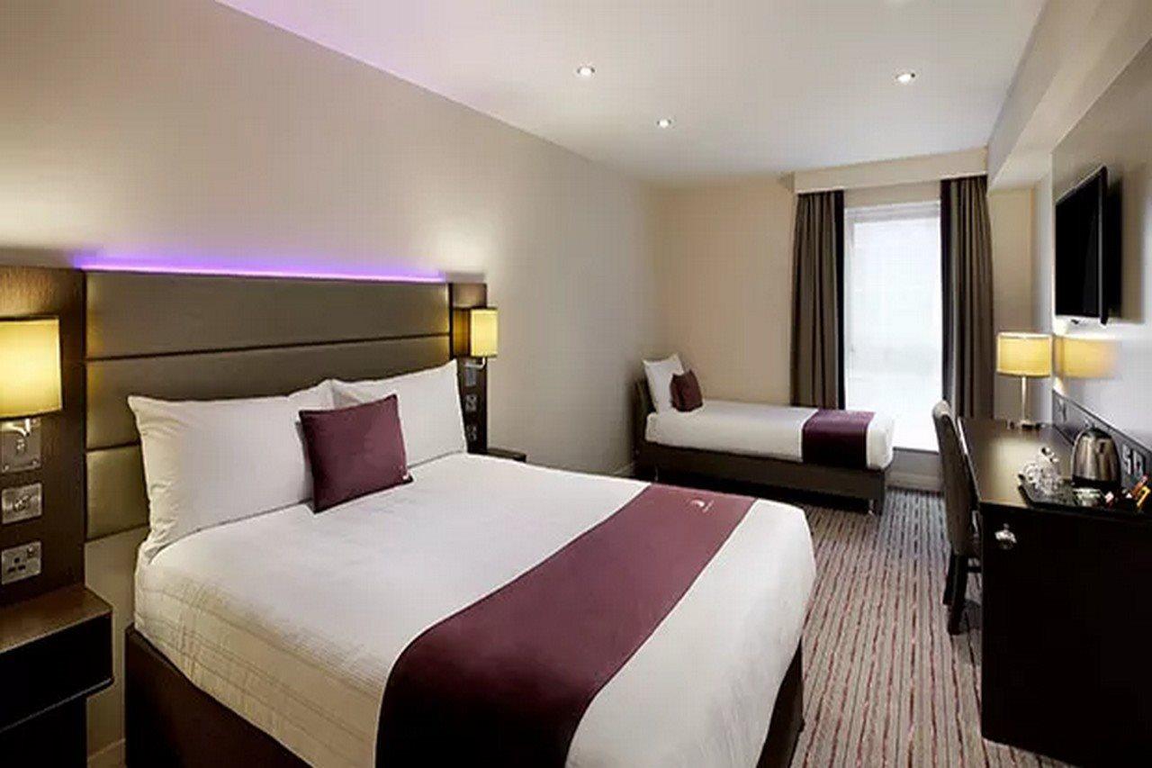 Premier Inn Manchester West Didsbury ภายนอก รูปภาพ