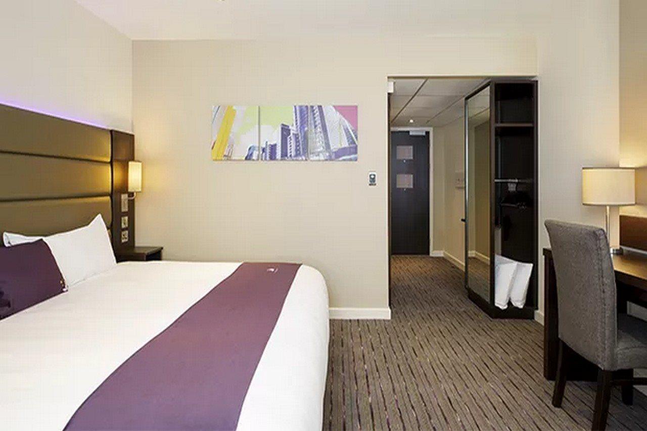 Premier Inn Manchester West Didsbury ภายนอก รูปภาพ
