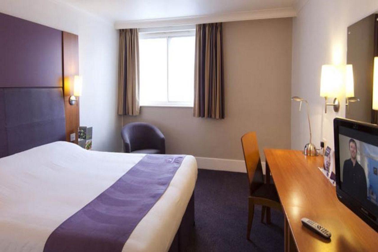 Premier Inn Manchester West Didsbury ภายนอก รูปภาพ