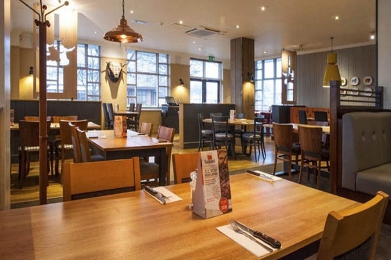 Premier Inn Manchester West Didsbury ภายนอก รูปภาพ